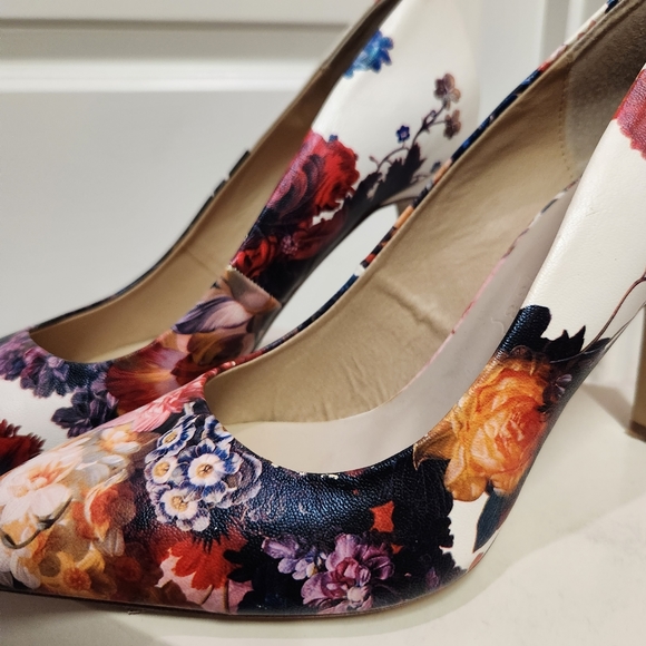 exe Floral Heels - Picture 4 of 13